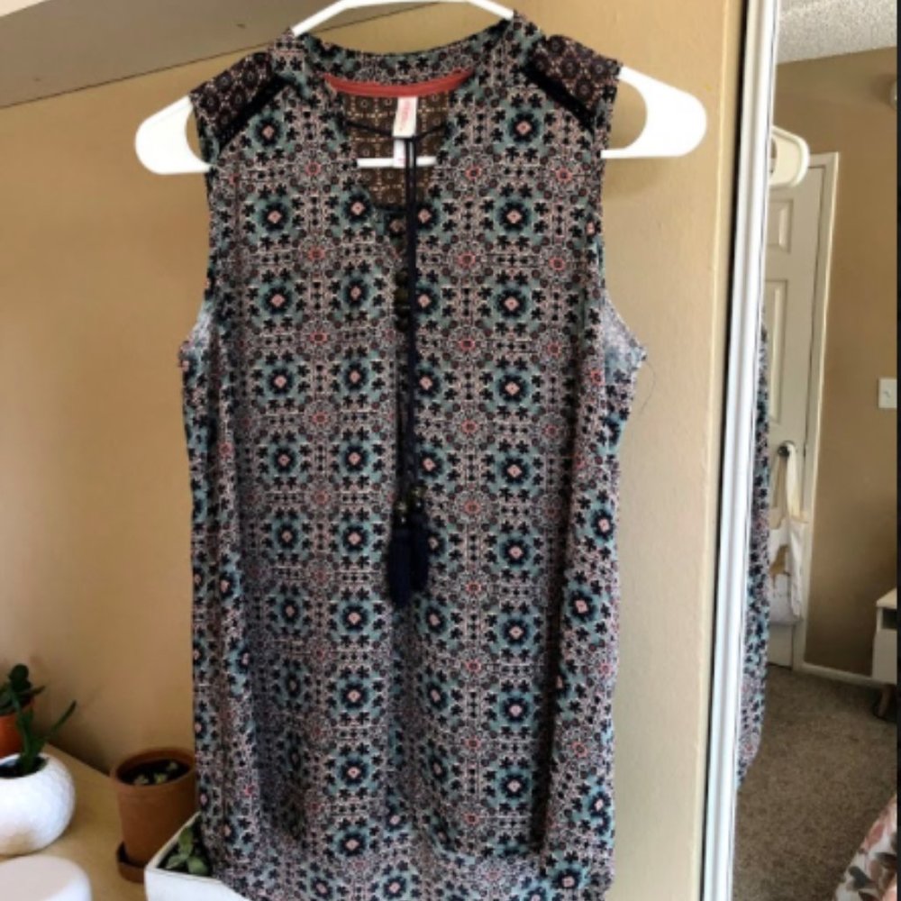 Sleeveless Mesh Patterned top